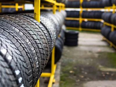 Komplexní průvodce výběrem a údržbou automobilových pneumatik pro bezpečnou a efektivní jízdu