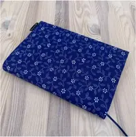 Obal na knihu - Bílé kytičky na modré (L)