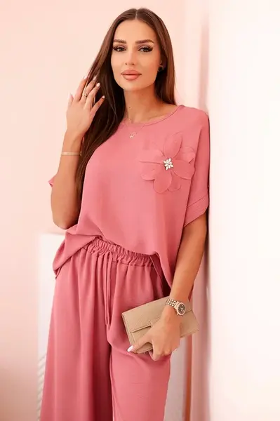 Kesi Włoski Dámský komplet z viskózy s ozdobným květem a širokými kalhotami - tmavě růžový