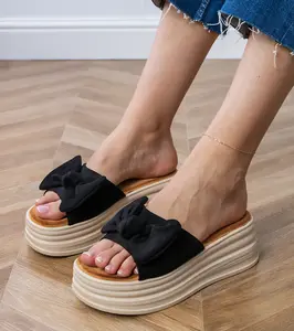 Gemre Black platform flip-flops with a bow Ados