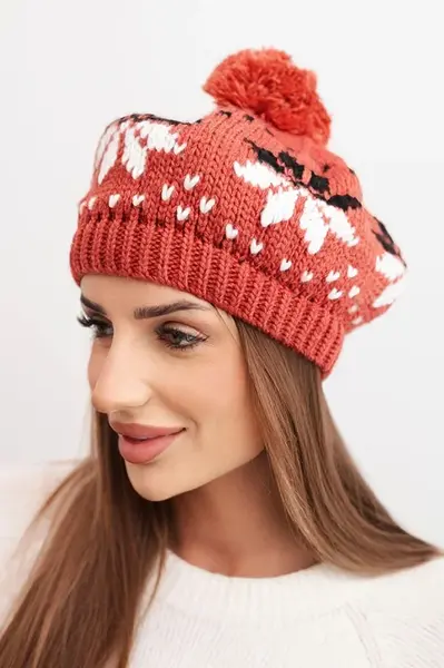 Dámská zimní čepice se vzorem vloček a bambulí