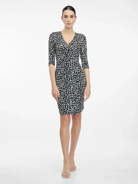 Čierne dámske vzorované šaty po kolená