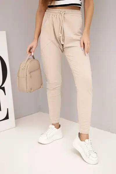 Dámské béžové cargo kalhoty s kapsami a řetízkem