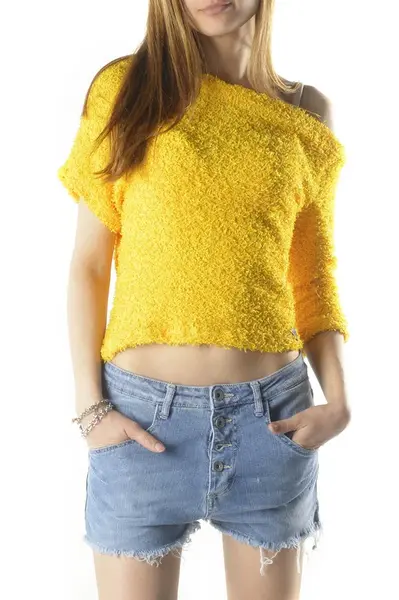 Žltý sveter a rifľové kraťasy