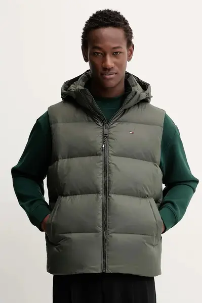 Péřová vesta Tommy Jeans pánská, zelená barva, zimní, DM0DM20465