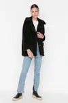 Trendyol čierny široký oversized plyšový kabát so semišovým detailom a gombíkmi