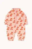 Kojenecký overal Tinycottons CHERRIES POLAR ONE-PIECE oranžová barva, AW25-570