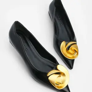 Dámské baleríny Marjin s špičatou špičkou a přezkou Zenta černé