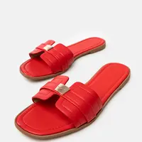 Gemre Červené dámske šľapky s ozdobou na remienku Levanduľa