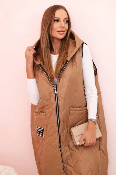 Kesi Włoski Dámska prešívaná vesta Plus Size s kapucňou na zips camelová