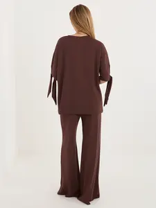 Čokoládový komplet s vázáním na rukávech