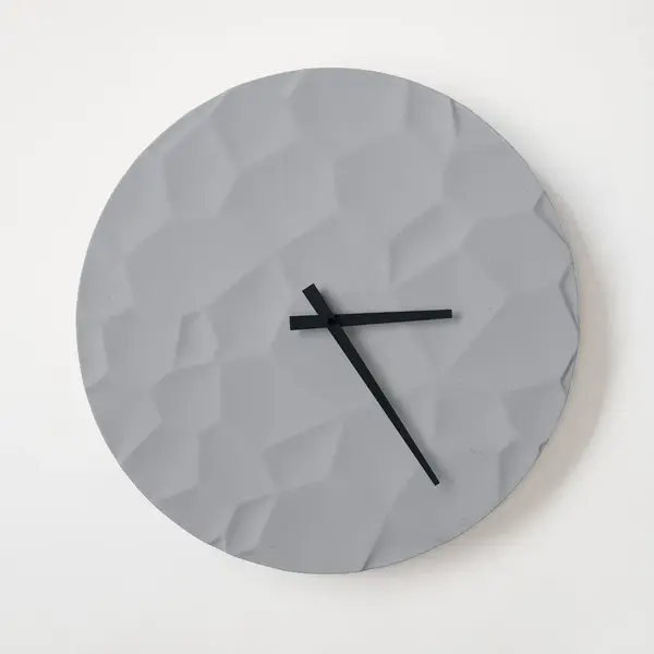 ODLITO Betonové nástěnné hodiny Měsíční kráter – šedá – 50 cm – černé ručičky