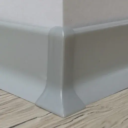 Roh k soklu Profil-EU striebrošedá, PVC, výška hrany 40 mm, SKPVCVNER4ST