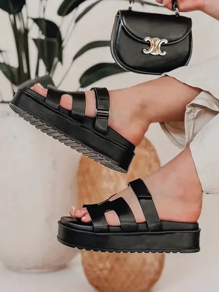 Dámské černé klapky na platformě