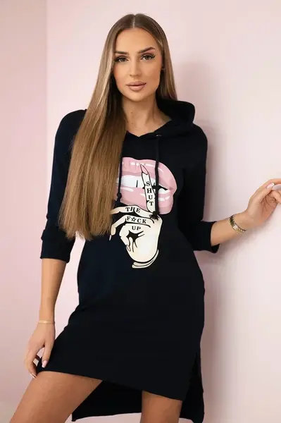 Šaty s delším zadním dílem a barevným potiskem tmavě modré