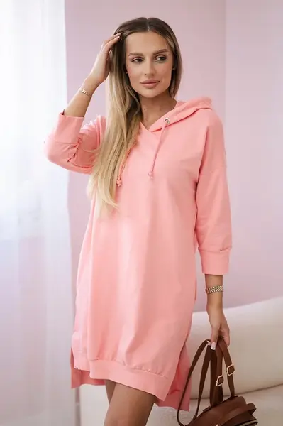 Šaty s kapucí a delším zadním dílem meruňkové