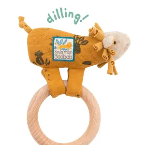 Moulin Roty Chrastící lvíček  s dřevěným kroužkem