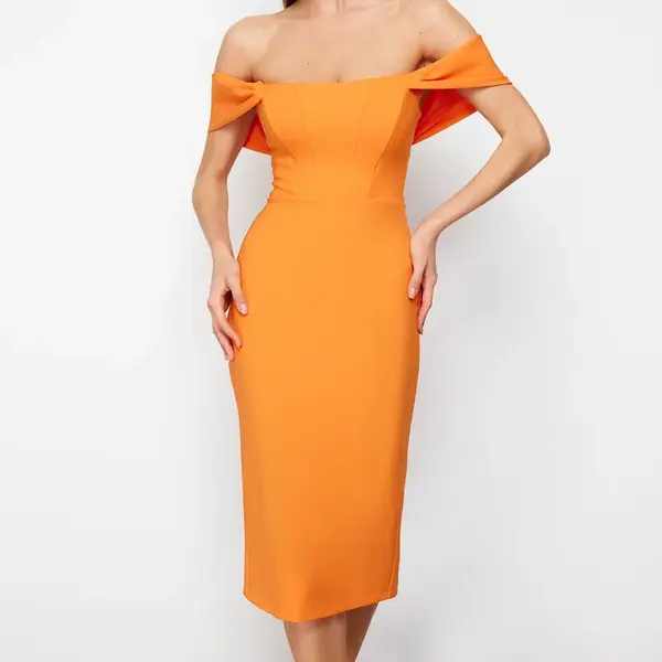 Elegantné večerné šaty s oranžovým prispôsobeným tkaným korzetom od značky Trendyol