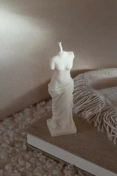 Dekorativní svíčka Temida Goddess 50 g béžová barva