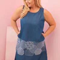 Kesi Włoski Dámské plus size šaty bez rukávů s ozdobným vzorem džínová