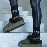 marka niezdefiniowana Zelené pantofle na platformě ozdobené kožíškem a s gumou na patě Frank.