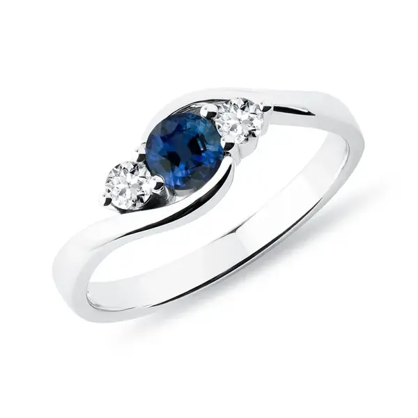 Prsteň z bieleho zlata so zafírom a diamantmi KLENOTA