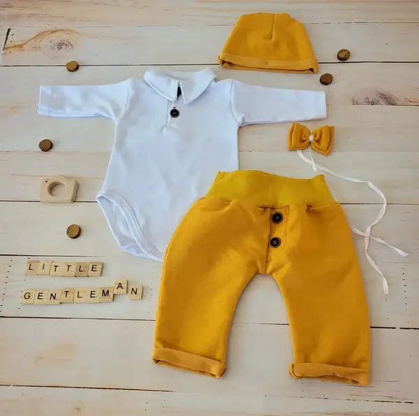 Bavlnená súpravička body, tepláčky, čiapočka a motýlik 4D, biela/horčicová, veľ. 68