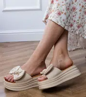 Gemre Beige platform flip-flops with a bow Ados