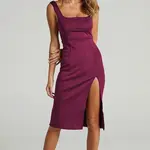 Madmext fialové šaty s rozparkem a detaily na popruzích