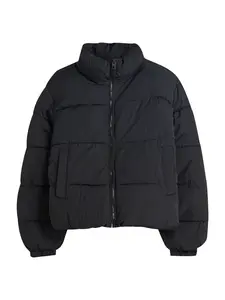 Bershka Zimná bunda  čierna