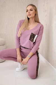 Set with a panther motif, dark pink