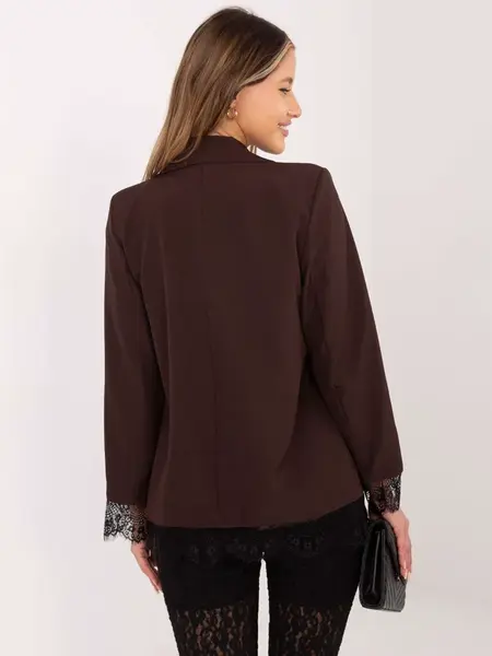 Hnedé sako s čipkovanými detailmi