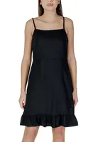 Černé mini šaty na ramínka