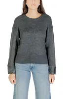 Šedý svetr s kulatým výstřihem