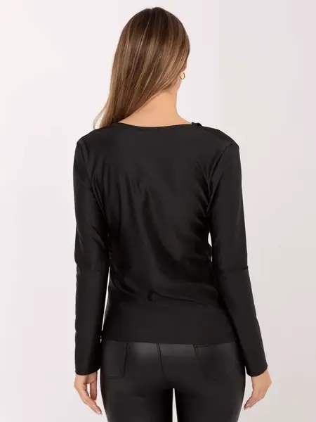 Černá halenka s ozdobným detailem