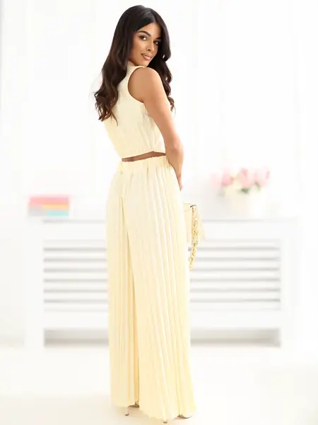 Světle žlutý garnitur