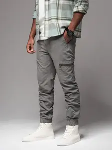 Ombre Men's jogger pants with cargo pockets and print - gray