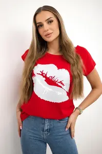 Halenka s červeným potiskem rtů