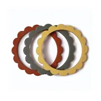 Mushie náramkové hryzátko zo silikónu FLOWER - Sunshine / Dried Thyme / Clay