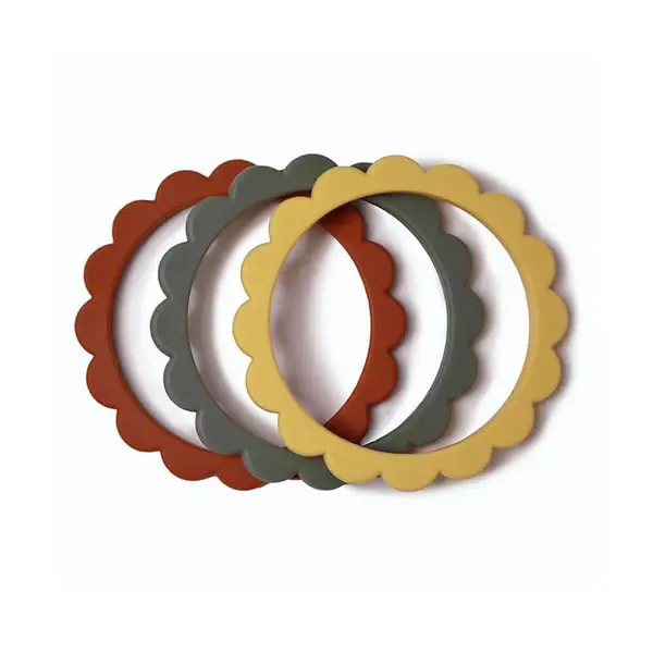 Mushie náramkové hryzátko zo silikónu FLOWER - Sunshine / Dried Thyme / Clay