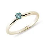 Jemný prstýnek s modrým diamantem ve žlutém zlatě KLENOTA