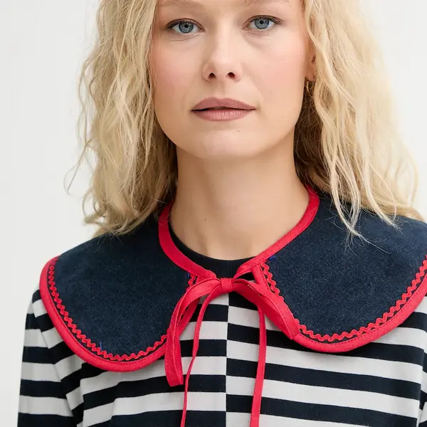 Ozdobný límec z džínoviny Renewed creative upcycling tmavomodrá barva, Renewed INTU x Answear