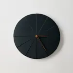 ODLITO Betonové nástěnné hodiny Koláč – grafit (černá) – 28,5 cm – hnědé ručičky