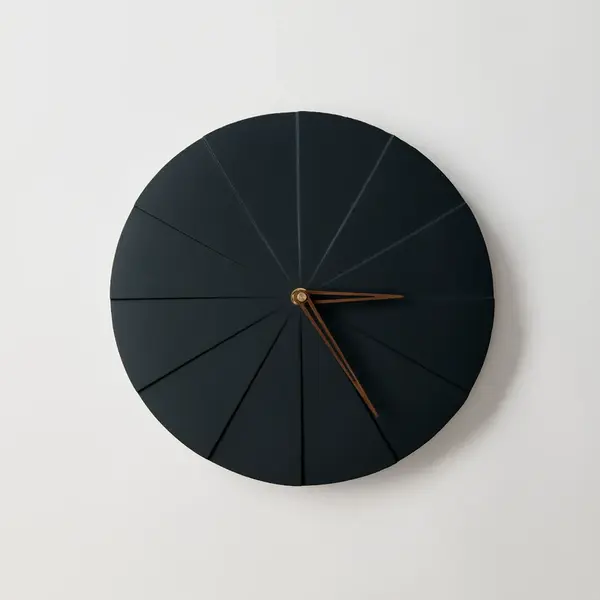 ODLITO Betonové nástěnné hodiny Koláč – grafit (černá) – 28,5 cm – hnědé ručičky