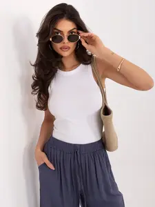 Bílý top bez rukávů