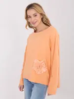 Oranžová halenka s květinovým detailem