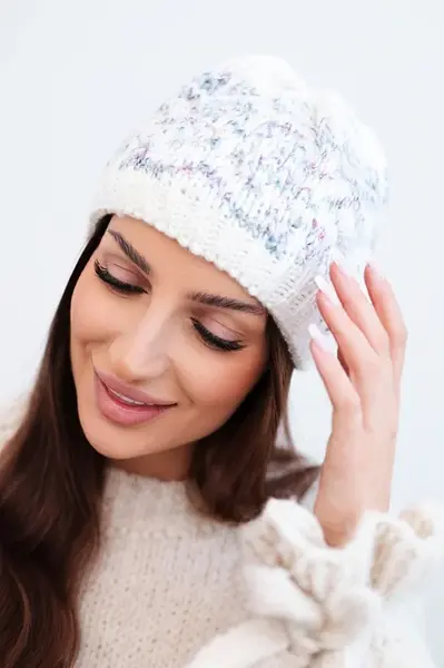 Dámská zimní čepice s norským vzorem a krystaly