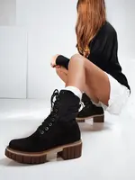Černé kotníkové boty na šněrování
