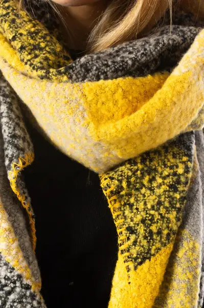 Šála s károvaným vzorem