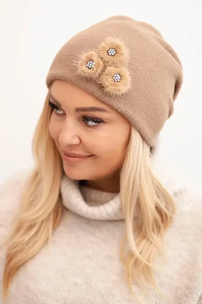 Dámská čepice s dekorativními kožešinovými květy